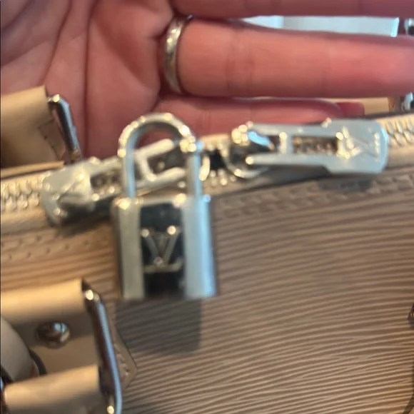 Louis Vuitton Beige Handbag - Picture 2 of 10